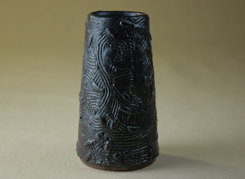 陶器_黒釉櫛目一輪挿し_