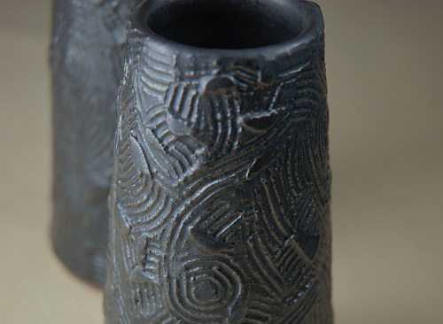 陶器_黒釉櫛目一輪挿し_